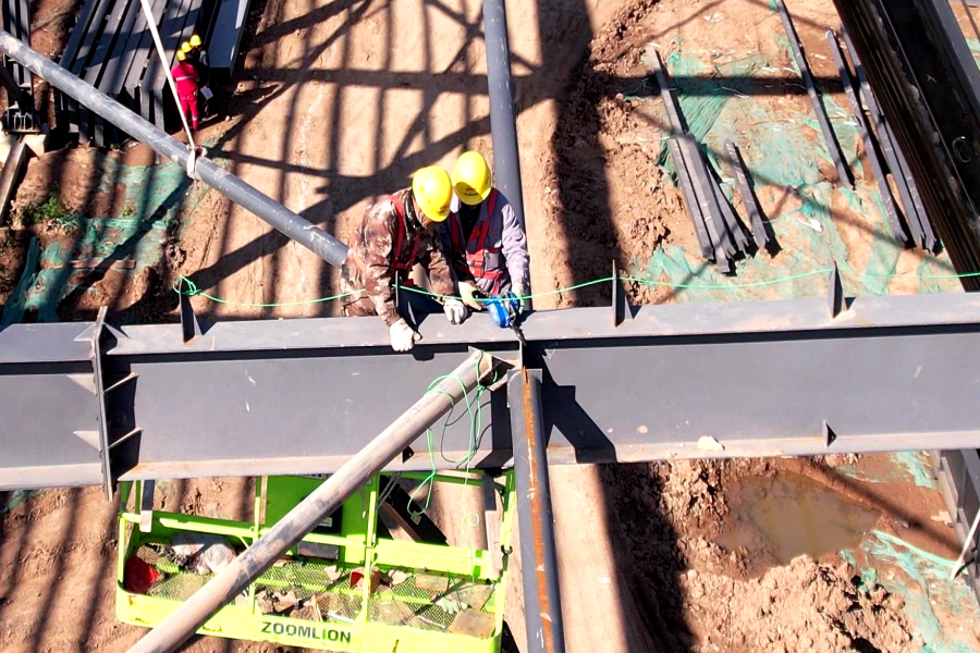 無尾鋼化真空玻璃項(xiàng)目建設(shè)現(xiàn)場工人空中作業(yè).jpg 無尾鋼化真空玻璃項(xiàng)目建設(shè)現(xiàn)場工人空中作業(yè).jpg